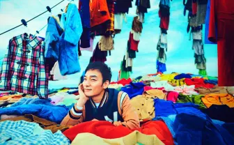 草なぎ剛がメルカリ新CM コートに埋もれて「寒くなってきましたね^^」