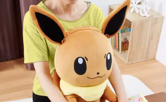 「ポケモン」でっかいイーブイのPCクッション　モコモコ尻尾が癒しの極み…