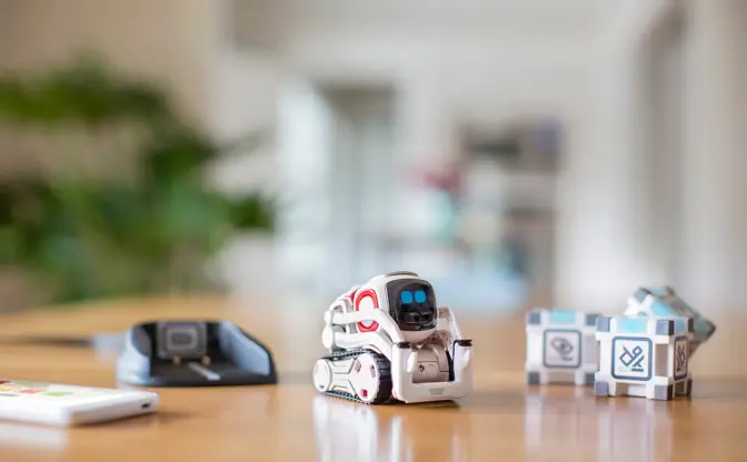 心を持つロボット「COZMO」日本上陸！ ピクサーのアニメーターが実現させた躍動感