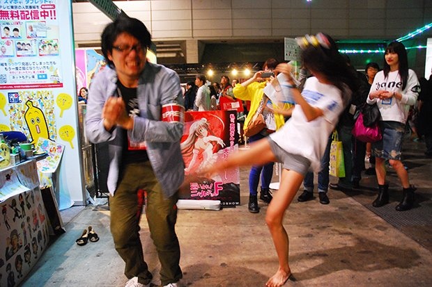 これなんてご褒美!? 超会議で美人キックボクサーにお尻を蹴られてみ …