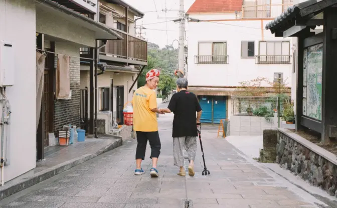 戦時を生き抜いた100歳の祖母とその孫41歳が送る「141歳の写真展」