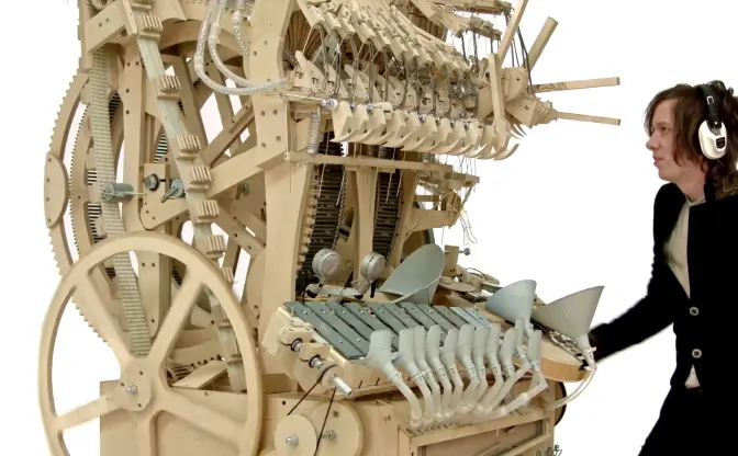 驚異の木製楽器「Marble Machine」 2000の鉄球が奏でる美しい音色…