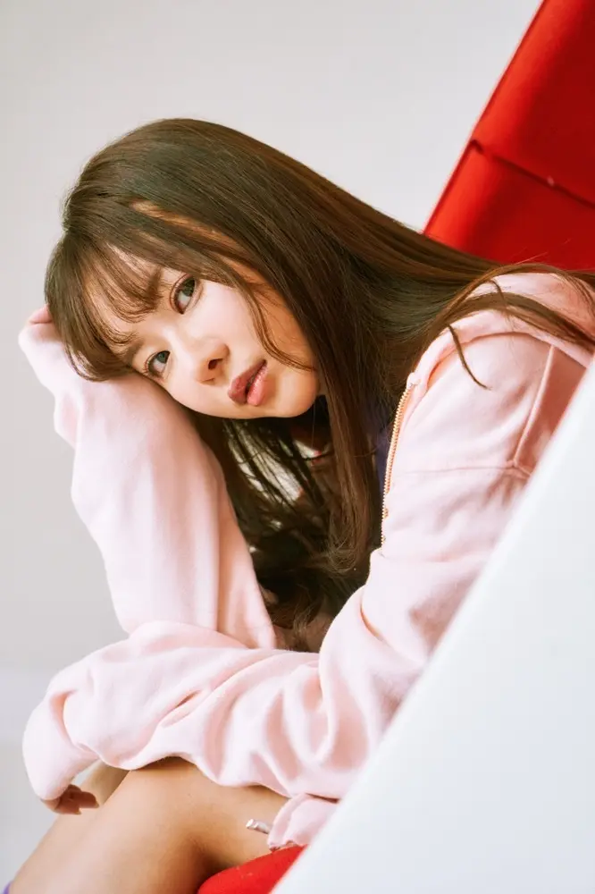 【写真】セクシー女優 栗山莉緒に奪われる視線　眩しい笑顔とイタズラっぽい瞳の輝き