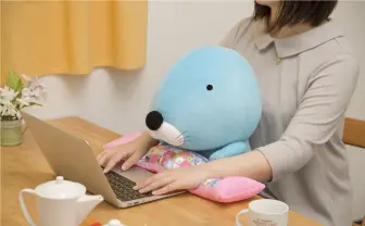 『ぼのぼの』ぬいぐるみ型PCクッションに癒されながら仕事しよう！