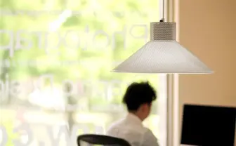 光と音楽が降り注ぐ！ スピーカー・照明が一体になった「ROOS」がすごい