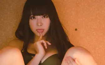 【水着エプロン】19歳の美少女モデル「真島なおみ」さんが「清楚系ビッチな若奥様」に挑戦