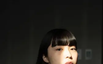 青山裕企が写真展「少女礼讃」 素性不明の少女との謎めいた関係性