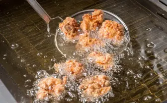 ラーメン「神座」でからあげ無料食べ放題！　その大きさ1.5倍