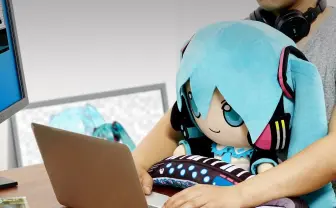 初音ミクぬいぐるみクッション！ 鍵盤柄のアームレストで腕も休まる…