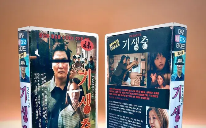 80年代への愛が生んだ最新映画のVHS　そのパッケージに漂うノスタルジー