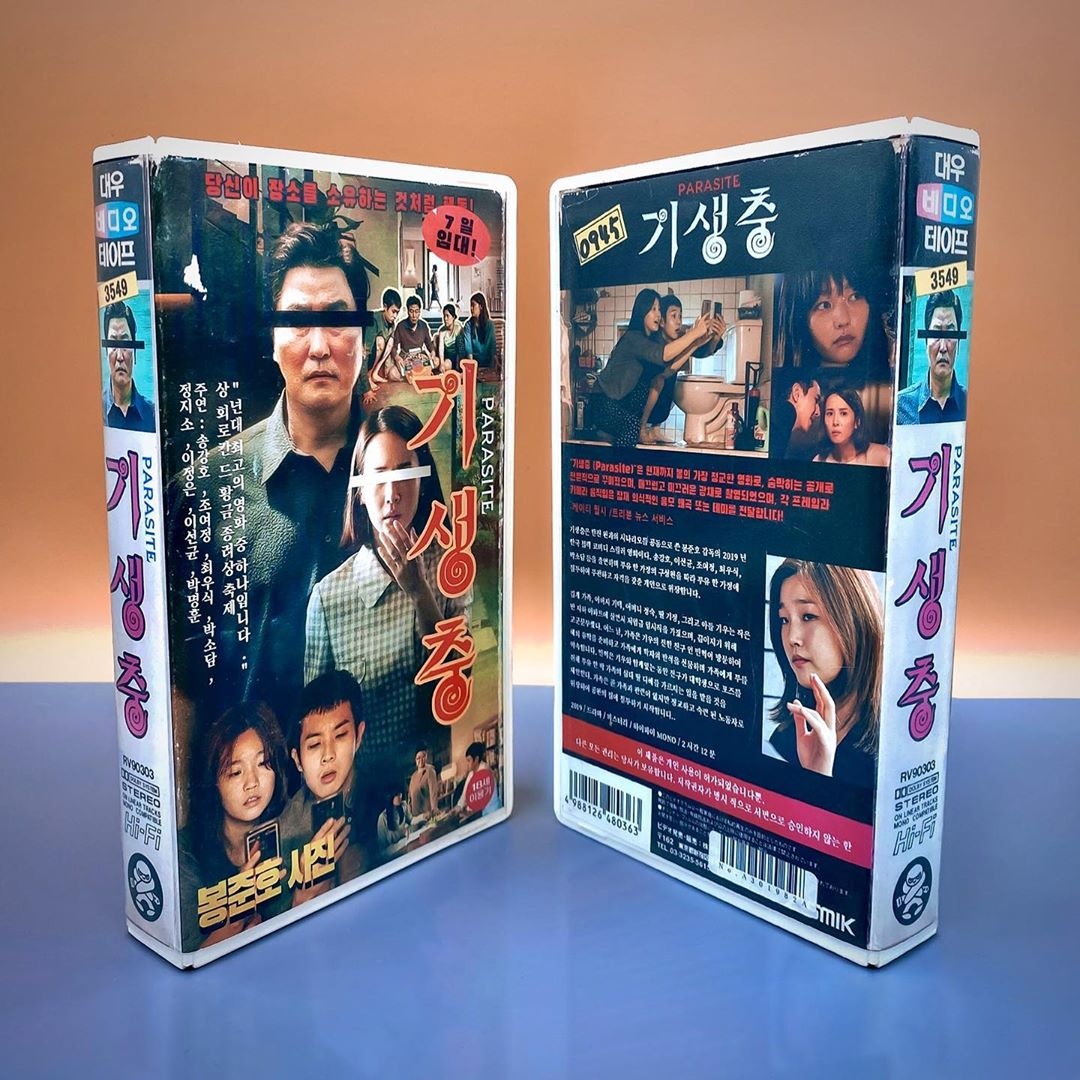 80年代への愛が生んだ最新映画のVHS そのパッケージに漂うノスタルジー