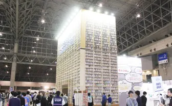 高さ10mの巨大本棚が「超会議」に出現　平成に発売した3万冊がぎっしり