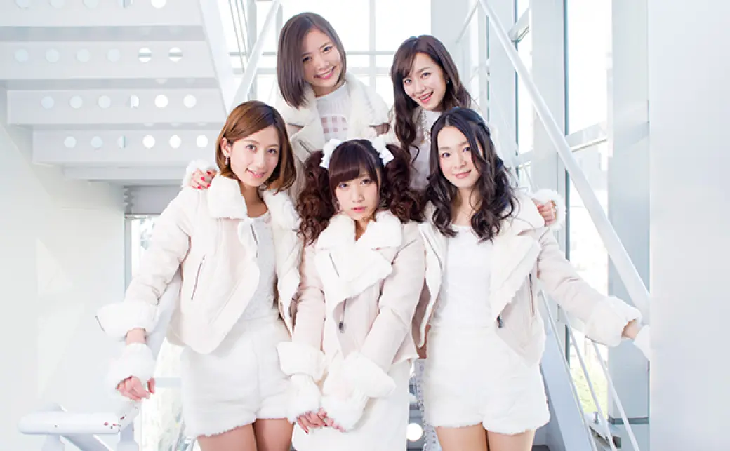 アイドリング!!!2期生／上段左から朝日奈央さん、三宅ひとみさん 下段