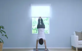 こんな開け方アリ！？ ヨガをしながらブラインドを開閉する動画がすごい！