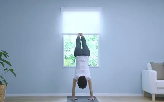 こんな開け方アリ！？ ヨガをしながらブラインドを開閉する動画がすごい！