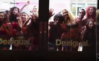 半裸で店にいくと、無料で服をゲットできる！　話題イベントがついに原宿上陸