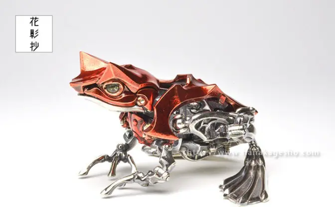 金属のセミがカエルに変形！ 造形作家の職人技「可変角蛙」