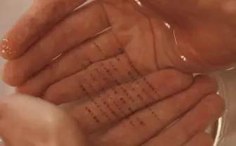 「文学入浴剤」風呂で掌に文学を　他者の評価に左右されがちな現代を見つめ直す