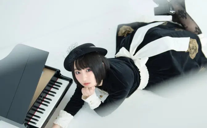 悠木碧さん「タペストリーの裏にカイロ貼るとキャラの人肌を感じられる」情報を入手