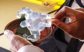 ぷるぷる力強い「マッチョ和菓子」 お茶会でプロテインを摂取する筋肉紳士の嗜み