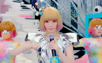 きゃりーぱみゅぱみゅのダンスを犬がレクチャー！？シュールさがツボる（笑）