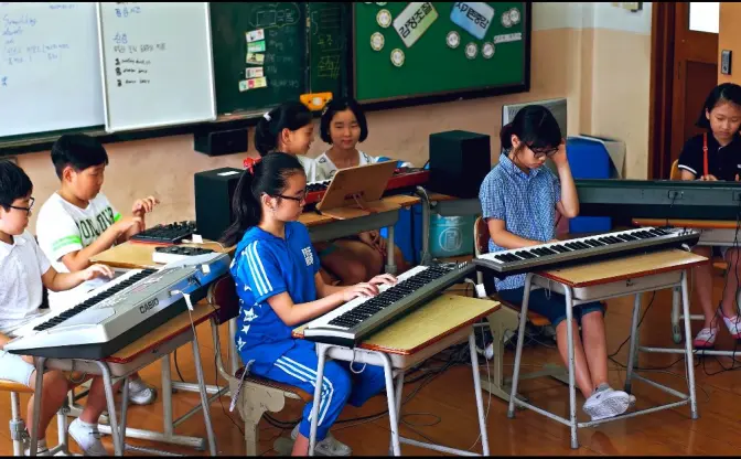 ダフトパンクをカバーする韓国の小学生たちがエモい