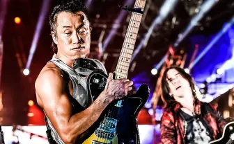 長渕剛「FNS歌謡祭」で魂の叫び！ 「乾杯」と思いきや約4分の弾き語り