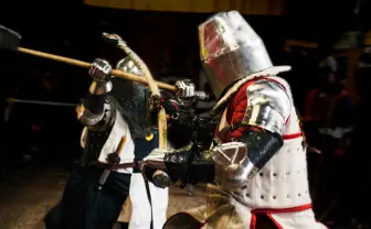 甲冑で戦う異色スポーツ「アーマードバトル」写真集の資金募集