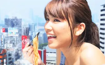 ラーメンを貪る汗だく巨大女子が東京に出現！ 「東巨女子」の動くアートが至高