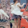 ドレス姿で踊るまなこさん／画像はすべて動画のスクリーンショット