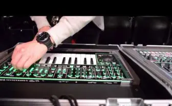 伝説のシンセが復刻──AIRAシリーズ、tofubeatsがプレイ動画公開