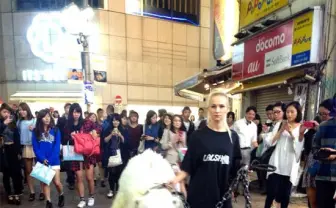 渋谷に白熊が出現!  謎のロシア人集団・LALSHがポップすぎてヤバい