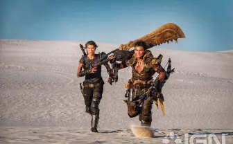 ハリウッド実写『モンスターハンター』の場面写真　大剣担いだハンターの姿