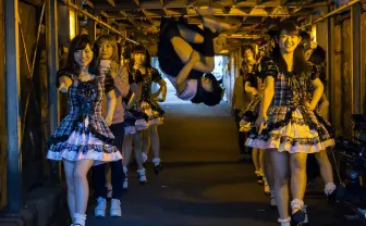 「バズ動画あるある」満載のWebムービー　虹コンが地下でダンスを披露！