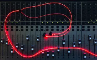 世界初？ 鼓動にあわせて光るレーザーイヤホンが超クール