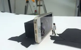 スマホ画面とリンク!? ミニチュアのコマ撮りアニメが斬新