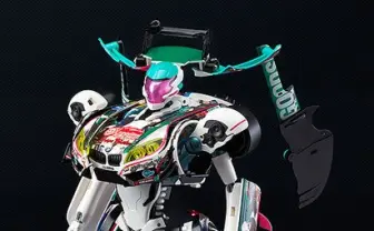 初音ミクのレーシングカーが変形ロボに！ 河森正治によるフィギュア登場