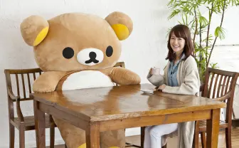 「リラックマ」165cmの実物大ぬいぐるみ　大きな胸に包まれたい…
