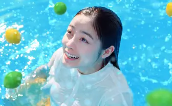 橋本環奈、宙返りでプールに飛び込む新CM　女の子らしい一面も