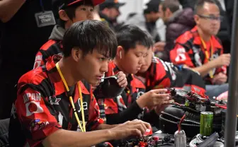【動画】時速100キロ以上、0.1秒を争う空上のe-Sports 本格ドローンレース