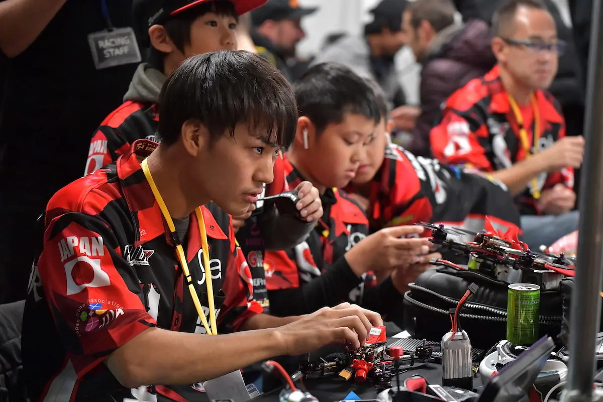 【動画】時速100キロ以上、0.1秒を争う空上のe-Sports　本格ドローンレース