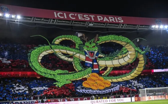 仏リーグに巨大「神龍」降臨　ドラゴンボール携えサッカー見守る
