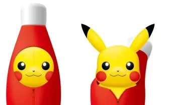 ピカチュウが好物のケチャップと合体！ 寝袋型ぬいぐるみがキュート