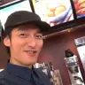 画像は動画「ユーチューバー草彅、今度はマックのクルーになりました！！」より
