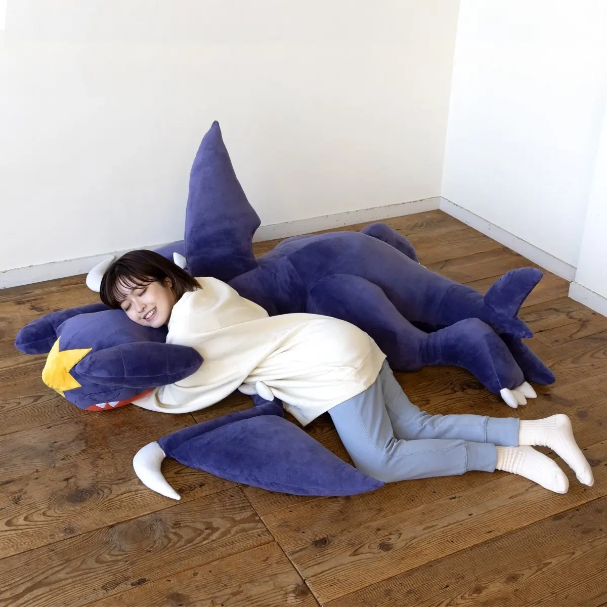 でっかいガブリアスと添い寝　“主人公”ポケモンのクッション予約開始