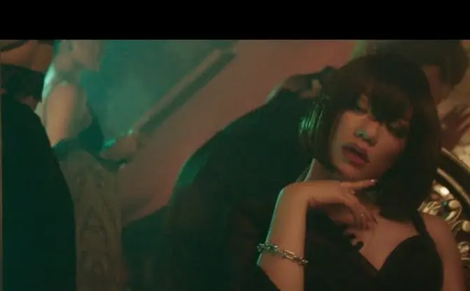 Awich、ラブソングでIO（KANDYTOWN）とコラボ　MVで妖艶なショーガール好演