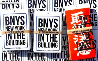 謎のステッカー集団「ブラックアイパッチ」 バーニーズNYでポップアップ