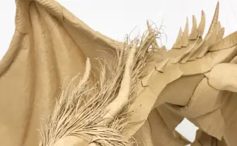 ダンボールでつくったドラゴンが神々しい 超絶技巧にため息が出る…