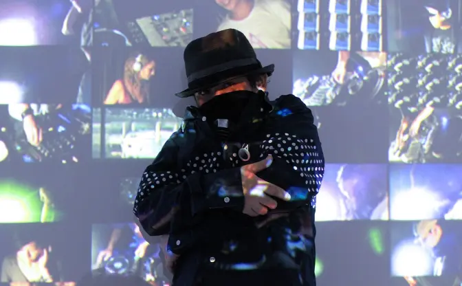 DOMMUNEインタビュー　宇川直宏の背負うカルマは、金と事故とノイズ