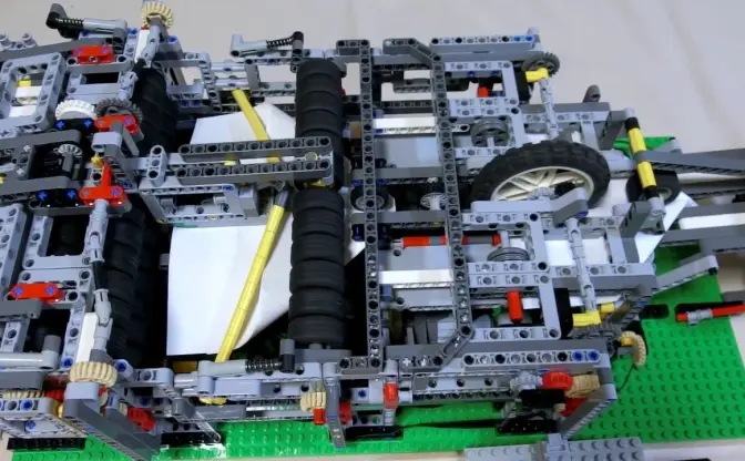 紙飛行機はレゴが自動で折って羽ばたく時代に　レゴエンジニアリングの境地